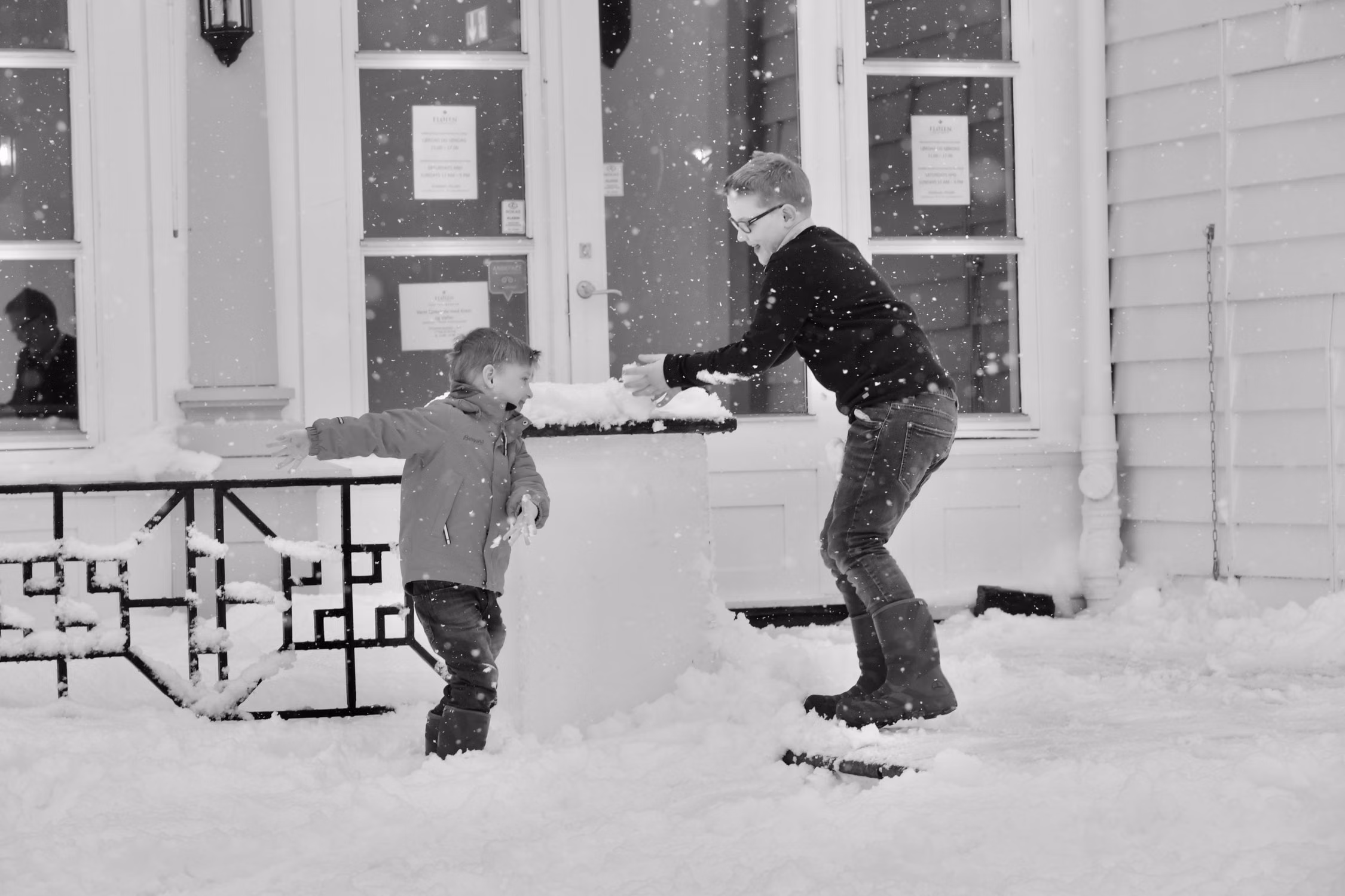 To norske barn som leker i snøen i Bergen